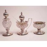 (Antiek) Kristal/zilver, een set bestaande uit: peperstrooier, zoutvat & mosterdpot met zilveren