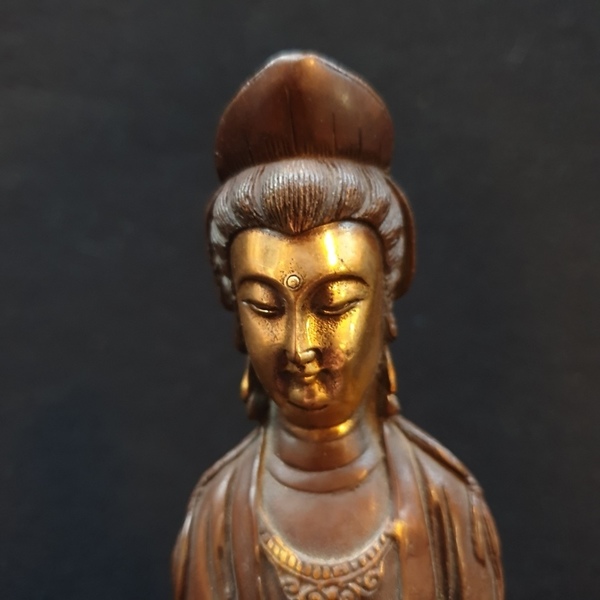 (Aziatica) Bronzen beeld van Guanyin, China, midden 20e eeuwBronzen beeld van Guanyin, China, midden - Image 5 of 8