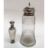 (Antiek) Kristallen parfumfles en suikerstrooier met zilveren doppen, Holland, 19e eeuwKristallen
