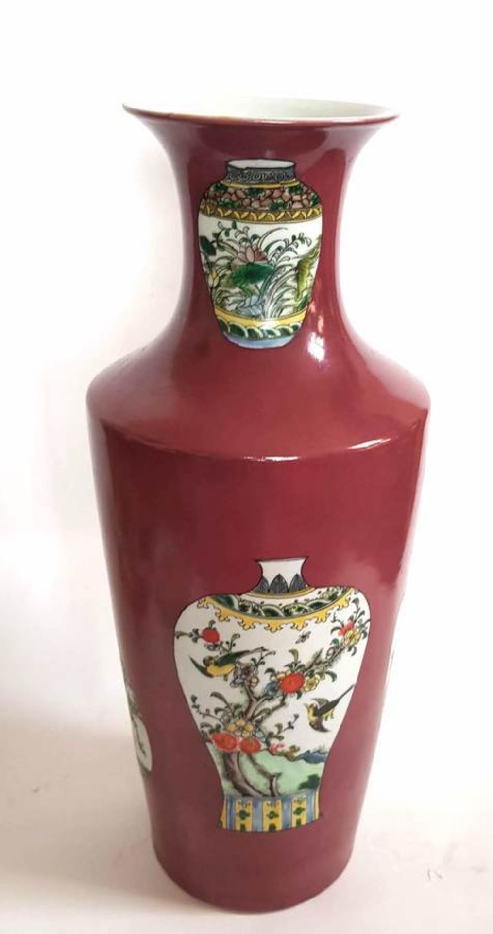 (Aziatica) Porselein vaas China eind 20e eeuwVaas met bordeaux rood fond met decoratie van vazen. - Bild 2 aus 7