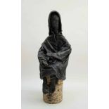 (Curiosa) Leer, een plastiek op stenen voet van een figuur, tweede helft 20e eeuwLeer, een