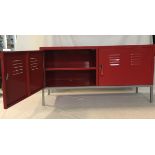 (Design) Metaal, modern dressoir.Metaal, modern dressoir. Conditie: Lichte beschadiging. Afmetingen: