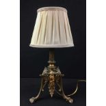 (Curiosa) Brons, lamp met geplooide stoffen kap, rond 1900.Brons, lamp met geplooide stoffen kap,