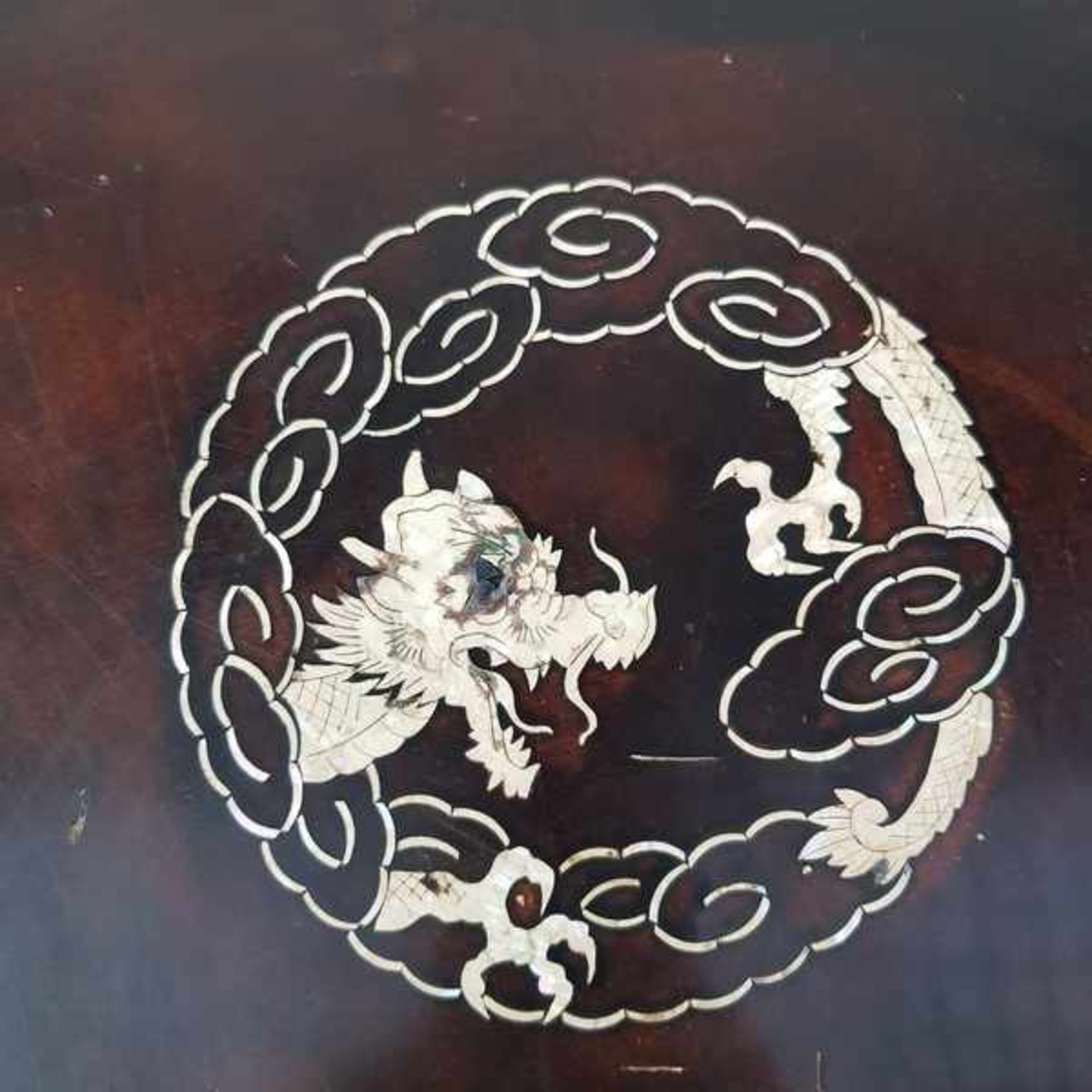 (Aziatica) Houtel bijzettafel ingelegd met parelmoer, China, midden 20e eeuwBijzettafel ingelegd met - Bild 2 aus 8