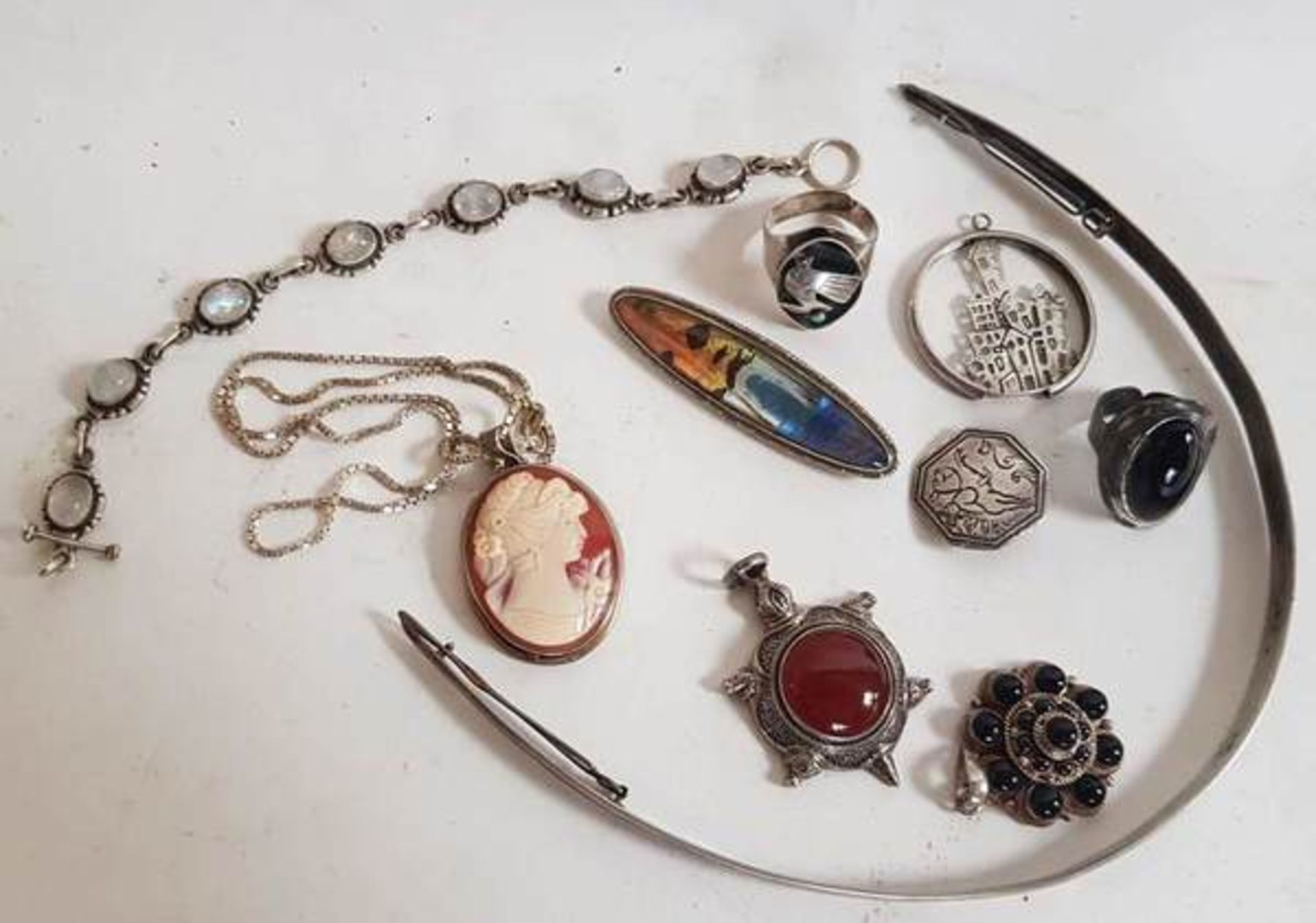 (antiek) Een lot sieradenCameehanger in zilveren setting, armband met ovale opalen, en 8 anderen