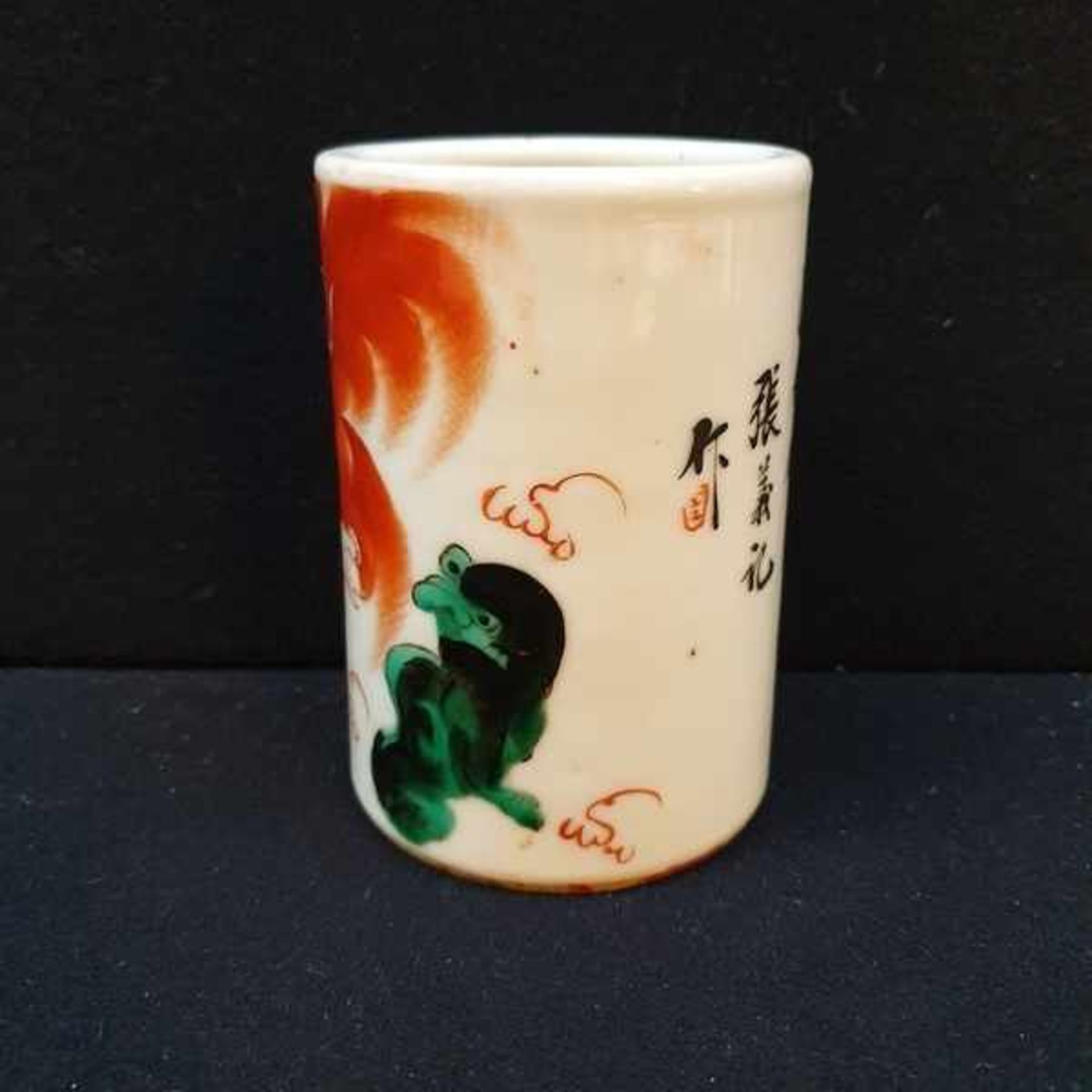 (Aziatica) Porseleinen penselenpot met Foo dog decoratie en gedicht, China, ca. 1930Porseleinen - Bild 2 aus 6