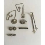 (Curiosa) Divers lot zilver o.a. sieraden.Diverse lot zilver, zeven stuks.