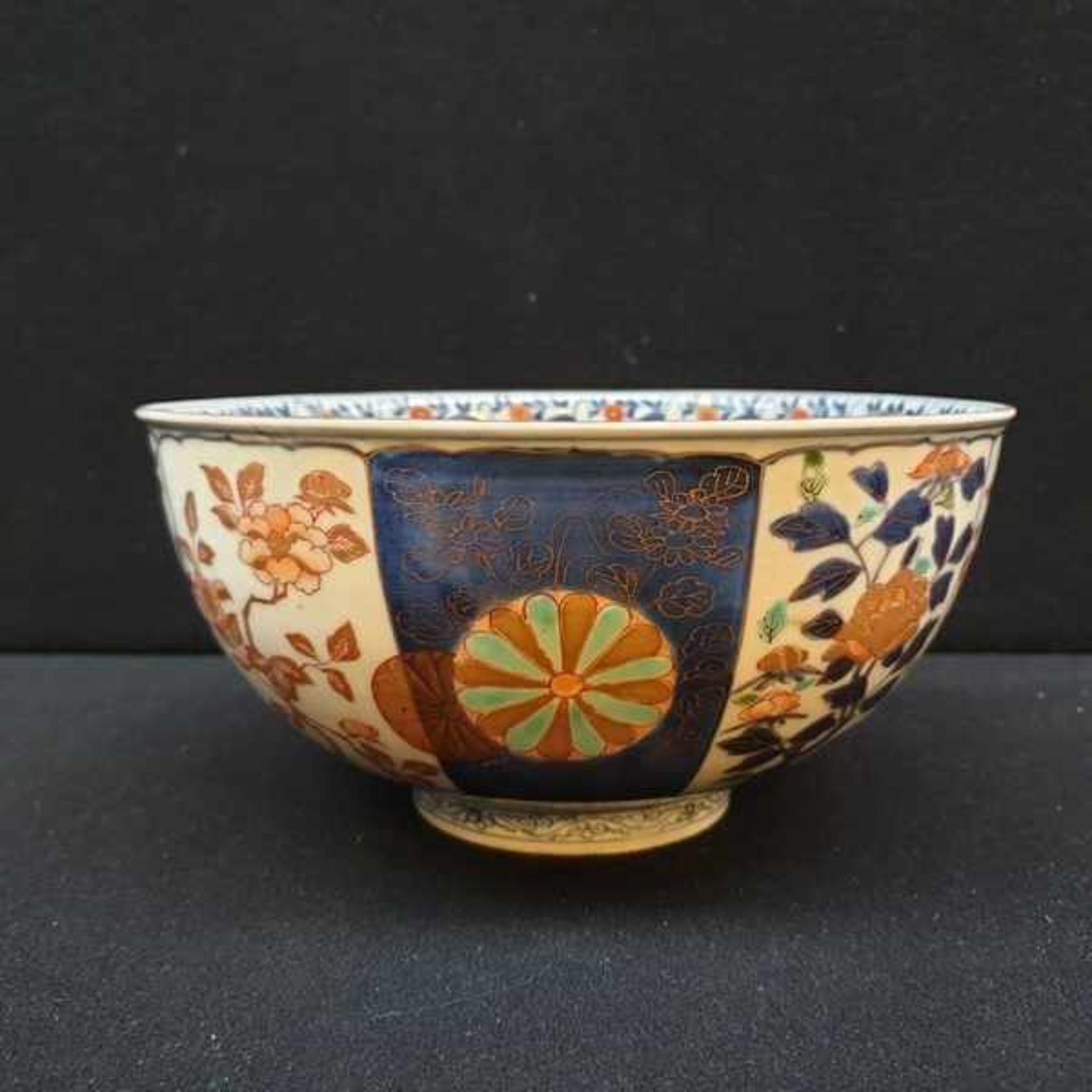 (Aziatica) Porseleinen Imari kom, Japan 1e helft 19e eeuwPorseleinen Imari kom, Japan 1e helft 19e