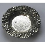 (Zilver) Zilver, Djokja zilver schaal + 4 kleine schalen, Indonesisch 1e helft 20e eeuw.Zilver,