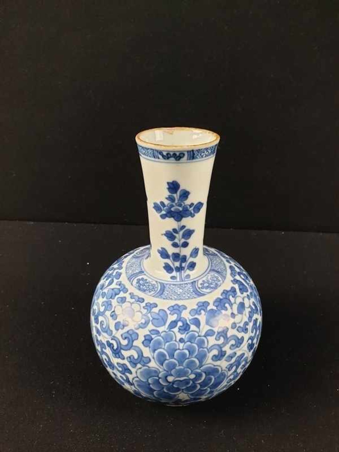 (Aziatica) Porseleinen vaas met floraal decor, China, ca. 1680, Kangxi periodePorseleinen vaas met - Bild 7 aus 9