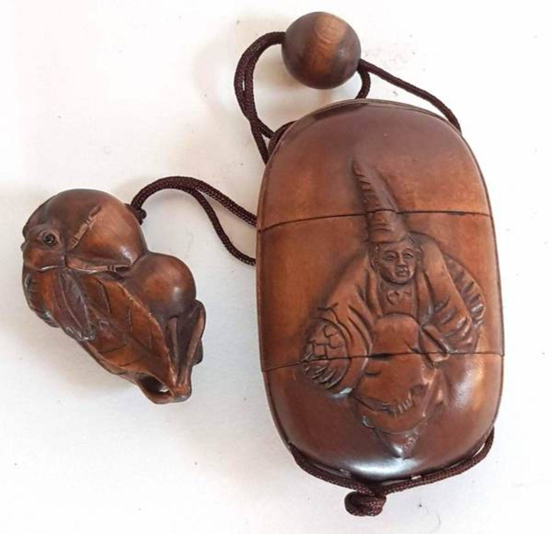 (Aziatica) Houten inro met netsuke China 20e eeuw2 compartimenten met decoratie van figuur en flora, - Bild 2 aus 6