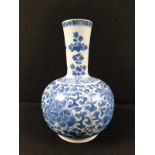 (Aziatica) Porseleinen vaas met floraal decor, China, ca. 1680, Kangxi periodePorseleinen vaas met