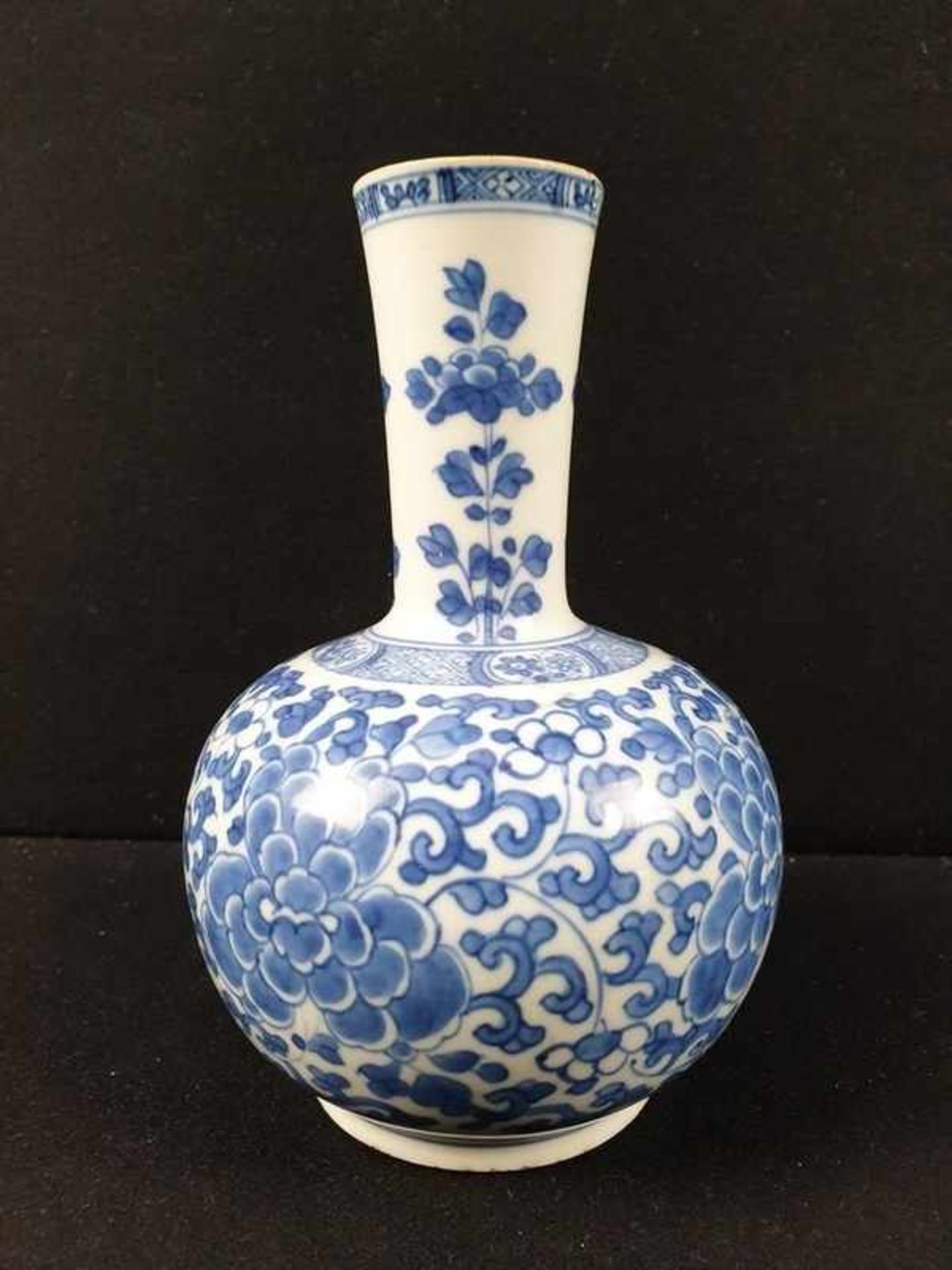 (Aziatica) Porseleinen vaas met floraal decor, China, ca. 1680, Kangxi periodePorseleinen vaas met