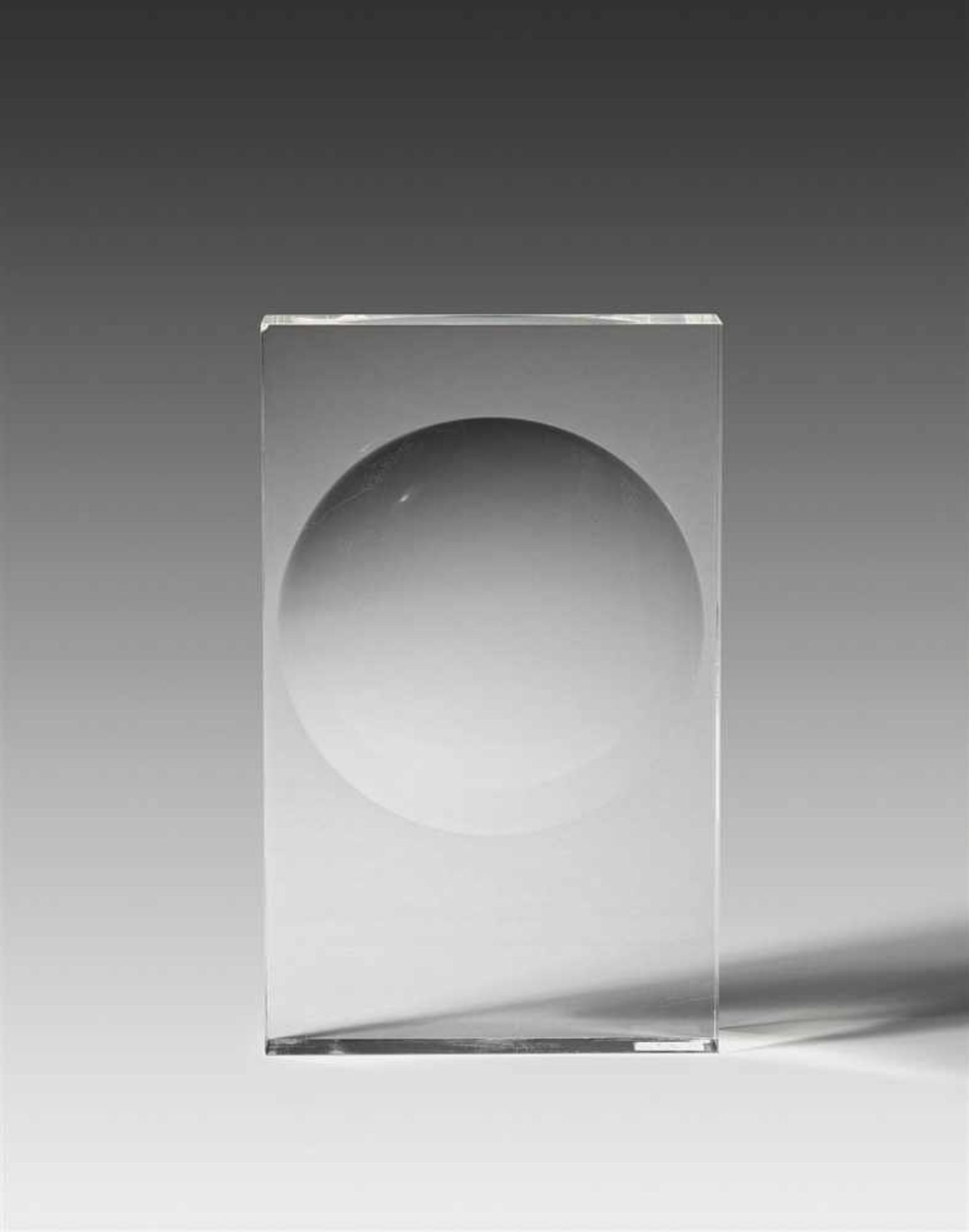 ADOLF LUTHER 1912 - 1990STELE (LINSENOBJEKT) 1974Plexiglas. Signiert und datiert. Ex. 29/50. 40 x 25 - Bild 2 aus 2