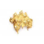 A yellow gold organic brooch. Set with brilliant cut diamonds, total ca. 0.45 ct, clarity Si-P and