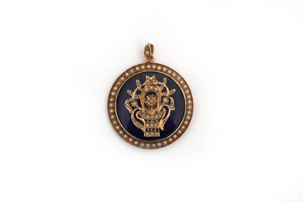 A yellow gold locket. Belle Epoque. Blue glass. Flower basket and rim set with split pearls. Blue