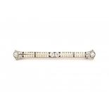 A 18 krt yellow gold with platinum bar brooch. Art Deco. Set with brilliant cut diamonds and grey