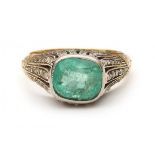 A 14 krt yellow gold ring. Set with a facetted, oil treated cushion cut emerald, ca. 2.80 ct and old