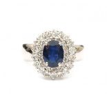 A 18 krt white gold ring. Set with an facetted oval sapphire, ca. 0.98 ct and brilliant cut