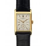 A 18 krt yellow gold wrist watch. Early 1930's. Manual winding. Patek Philippe, model Gondolo.