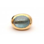 A 18 krt rose gold ring. Modern. Set with an oval cabochon cut aquamarine, ca. 20.60 ct.
