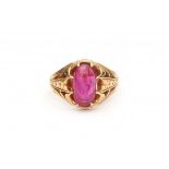 A 20 krt yellow gold ring. Set with an oval cabochon cut, natural Burma ruby, ca. 2.80 ct.