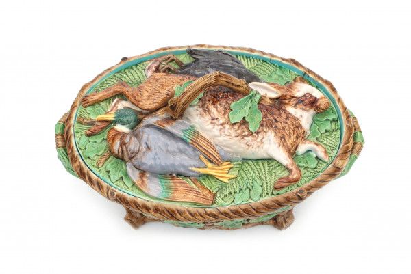 A Minton majolica game-pie dish, cover and liner. Year mark for 1874. Impressed marks.Lengte 35 cm. - Image 2 of 3