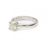 A 14 krt white gold solitaire ring. Set with a brilliant cut diamond, ca. 1.05 ct, clarity VS-Si and