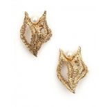 A pair of 14 krt yellow gold earrings with clips. In the shape of stylised algue and set with a