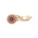 A 14 krt yellow and rose gold flower shaped brooch. Set with rose quartz and black opal. Gross