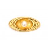 A 14 krt yellow gold brooch. 1960's. Set with a cultivated pearl, diameter ca. 9.4 mm. Gold