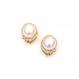 A pair of 18 krt yellow gold earrings with clip. Set with mabe pearl. Pearl white base with