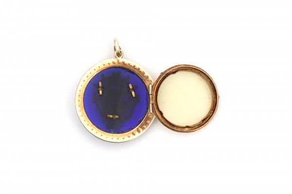 A yellow gold locket. Belle Epoque. Blue glass. Flower basket and rim set with split pearls. Blue - Image 2 of 2