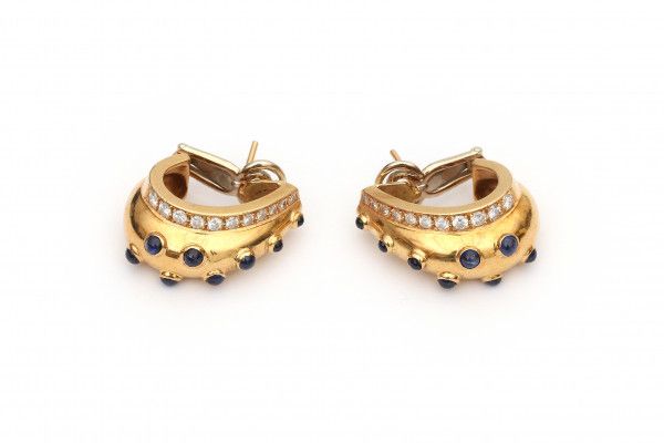 A yellow gold set of earrings and ring. Italian. Set with cabochon cut sapphires and brilliant cut - Image 3 of 3