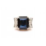 A 14 krt yellow and white gold ring. Art Deco style. Set with an emerald cut synthetic sapphire, ca.