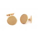 A pair of 18 krt yellow gold cufflinks with decorated surface. French. Maker's mark unidentified.