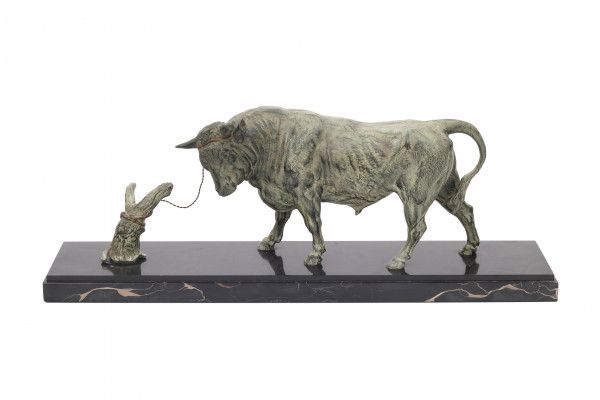 Europese School 20e eeuwA bronzed metal sculpture of a bull tied to a treestump on a black marble
