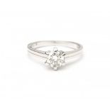 A 18 krt white gold solitaire ring. Set with a brilliant cut diamond, ca. 0.55 ct, VVS and colour