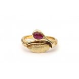 A 14 krt yellow gold floral ring. Set with a drop shaped cabochon cut ruby. Gross weight ca. 5.8