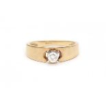 A 14 krt yellow gold solitaire ring. Modern. Set with a brilliant cut daimond set in white gold, ca.