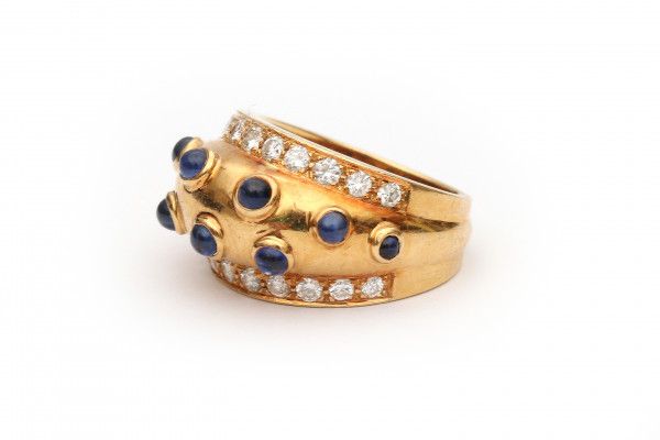 A yellow gold set of earrings and ring. Italian. Set with cabochon cut sapphires and brilliant cut - Image 2 of 3