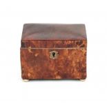 A tortoise shell tea caddy, the interior with two compartments. 19th century.9 x 11 x 7,5 cm.