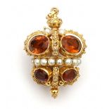 A 18 krt yellow gold modern baroque pendant. Set with filigrain work, cultivated pearls and eight