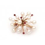 A 14 krt yellow gold brooch. Set with cultivated pearls, diameter ca. 4 - 5 mm and red spinel. Gross