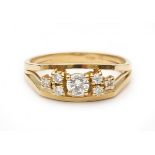 A 18 krt yellow gold cluster ring. Set with seven brilliant cut diamonds, total ca. 0.35 ct, clarity