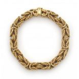 A 18 krt yellow gold braided links bracelet. Gross weight ca. 71.5 grams. Matching necklace lot nr