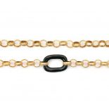 A 14 krt yellow gold chain link necklace with onyx links. Gross weight 82.1 gramsLengte ca. 1,45 m