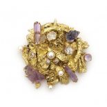 A 18 krt yellow gold brooch. Modern. Set with cultivated pearls, amethyst, diamond and rock crystal,