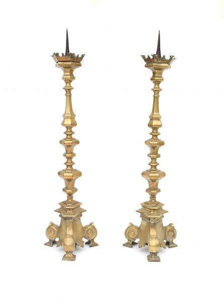 A pair of brass altar candlesticks. 18th century. Possibly FlemishHoogte 85,5 cm.