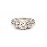 A platinum ring. Art Nouveau style. Set with single and old cut diamonds. Central diamond ca. 0.95